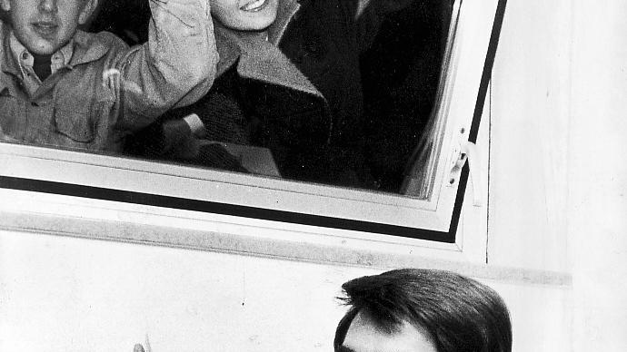 Roy Black tourt durch Deutschland und tritt im November 1968 in der Nürnberger Meistersingerhalle auf. Den Fans, die sich am Fenster drängen, gibt er Autogramme. 