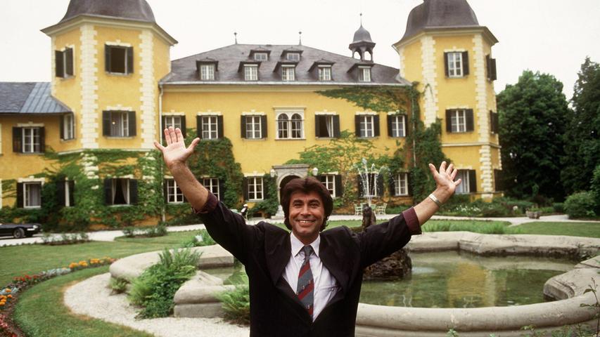 Und er flimmert wieder über die Bildschirme. In der erfolgreichen Fernsehserie "Ein Schloss am Wörthersee" spielt er Hotelchef Lennie Berger. 
