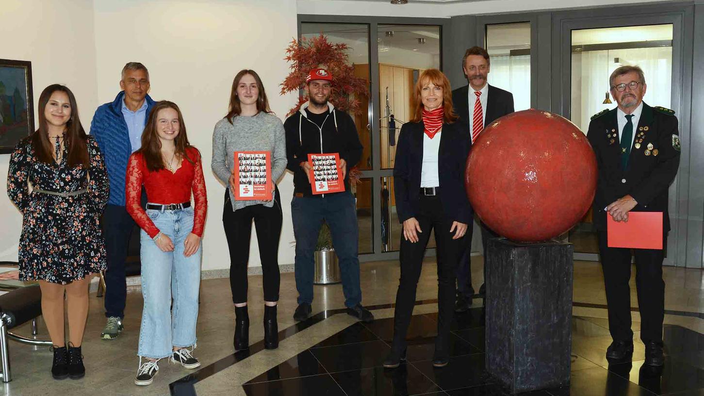 3250 Euro Spende: Sparkasse unterstützt Sportvereine in Neustadt 3250 Euro Spende: Sparkasse unterstützt Sportvereine in Neustadt