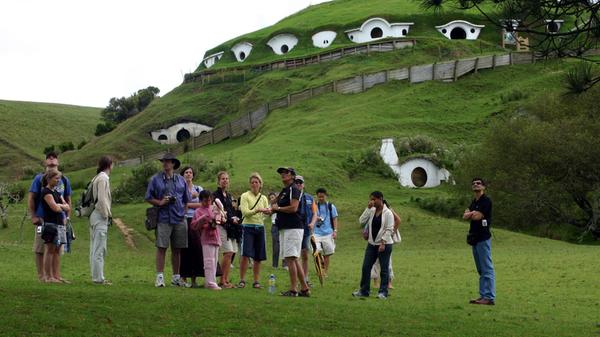 Noch heute (beziehungsweise nach Corona wieder) zu bestaunen: Die Hobbit-Höhlenwohnungen auf einer Farm nahe Matamata.
