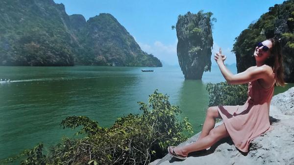 Vor dieses exotischen Kulisse zücken viele (Film-)Touristen die imaginäre Pistole: Der Nadelfelsen Ko Tapu im thailändischen Pang Nga Nationalpark.