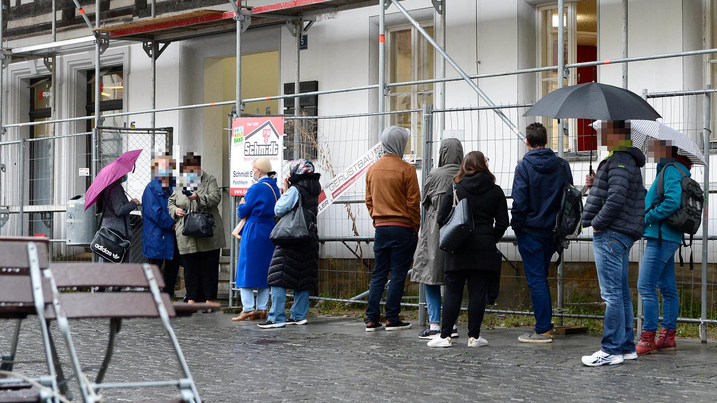 Vor dem Einwohnermeldeamt in Forchheim warten die Bürger auf Einlass.