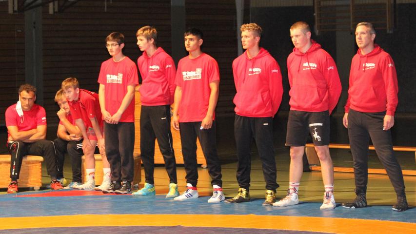Mit dieser Staffel traten die Weißenburger Ringer in der Landkreishalle zum Kampf gegen die Bundesliga-Reserve aus Lichtenfels an.
Mit dieser Staffel traten die Weißenburger Ringer in der Landkreishalle zum Kampf gegen die Bundesliga-Reserve aus Lichtenfels an.