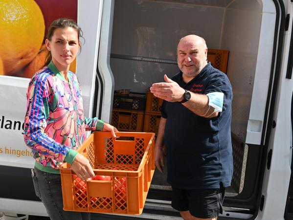 Chiara Gesper-Uhlemann und Helge Basten holen die Ware bei Bäckereien, Supermärkten oder Tankstellen ab und bringen sie dann zu den Ausgabestellen. 