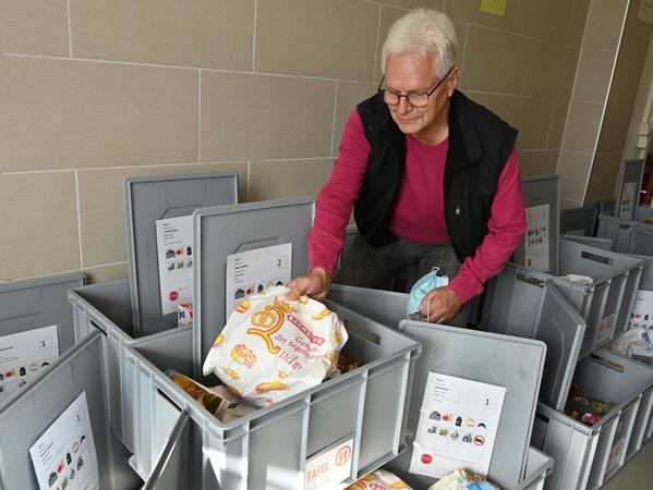 Der Ehrenamtliche Peter Wiesmüller hilft seit zehn Jahren bei der Tafel Erlangen mit, seit einiger Zeit ist er mit dem "Tafelmobil" unterwegs. 