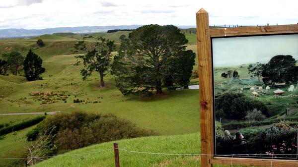 Der Drehort zur Herr-der-Ringe-Trilogie: eine Schaffarm im neuseeländischen Nirgendwo. Auf dem Bild sieht man, wie das Filmset seinerzeit ausgesehen hat. Der Zauberer Gandalf und der Hobbit Frodo blicken auf das Fest, das Bilbo Beutlin anlässlich seines 111. Geburtstages ausrichtet..