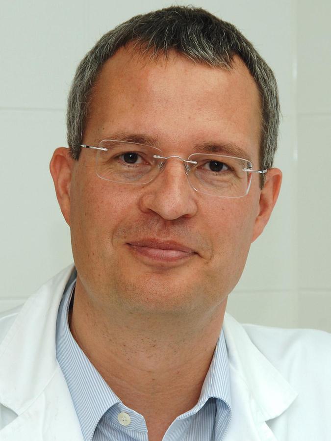 Prof. Dr. Joachim Ficker ist Chefarzt der Klinik für Innere Medizin 3, Schwerpunkt Pneumologie am Klinikum Nürnberg. Er betreut unter anderem Patienten, die aufgrund einer Covid-19-Infektion stationär behandelt werden müssen.   