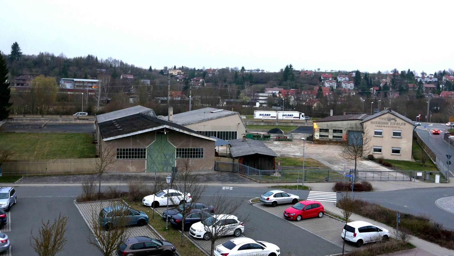 Auf dem ein Hektar großen Areal am Schnizzersweg/Ecke Markgrafenstraße kann die REWE Markt GmbH Süd“ einen sogenannten „Green-Building Markt“ errichten. Der Stadtrat stimmte der „Aufstellung eines vorhabenbezogenen Bebauungsplanes“ zu. Auf dem ein Hektar großen Areal am Schnizzersweg/Ecke Markgrafenstraße kann die REWE Markt GmbH Süd“ einen sogenannten „Green-Building Markt“ errichten. Der Stadtrat stimmte der „Aufstellung eines vorhabenbezogenen Bebauungsplanes“ zu.