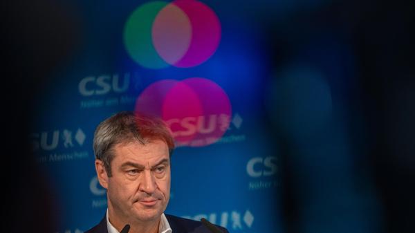 Er will keine Dauer-Lauerstellung, keine Hängepartie, kein "Ersatzrad" sein: Markus Söder glaubt nicht mehr ans Regieren auf Bundesebene. Die Entscheidung von Grünen und FDP zu Dreier-Gesprächen mit der SPD hat er als „De-facto-Absage an Jamaika“ gewertet. Ohne die CDU beim Namen zu nennen, forderte Söder die Schwesterpartei auf, sich in Berlin nicht bei FDP und Grünen anzubiedern. "Die Ampel ist am Zug", sagte der CSU-Chef. Nur vor der Tür zu sitzen und darauf zu warten, dass man bei irgendeiner hakenden Verhandlung mit der Ampel dann mal zufällig reingeholt wird, sei schwierig. „Wir sind nicht nur der dauerhafte Ersatzkandidat.“
