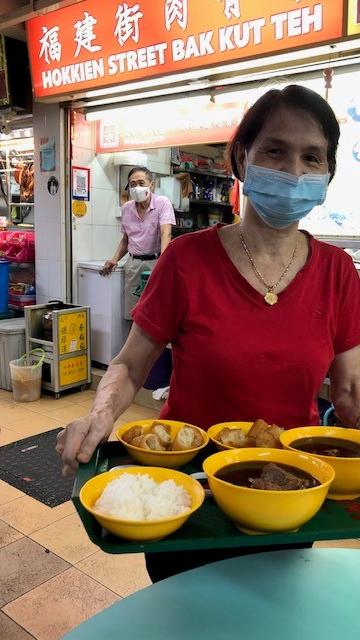 Mrs. und Mr. Tho vor ihrer Garküche in Chinatown. Ihre Speisen begeistert sogar den Michelin.