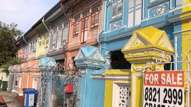 Wahrzeichen des Perakanan Viertels im Osten der Stadt sind die kleinen bunten Häuser.