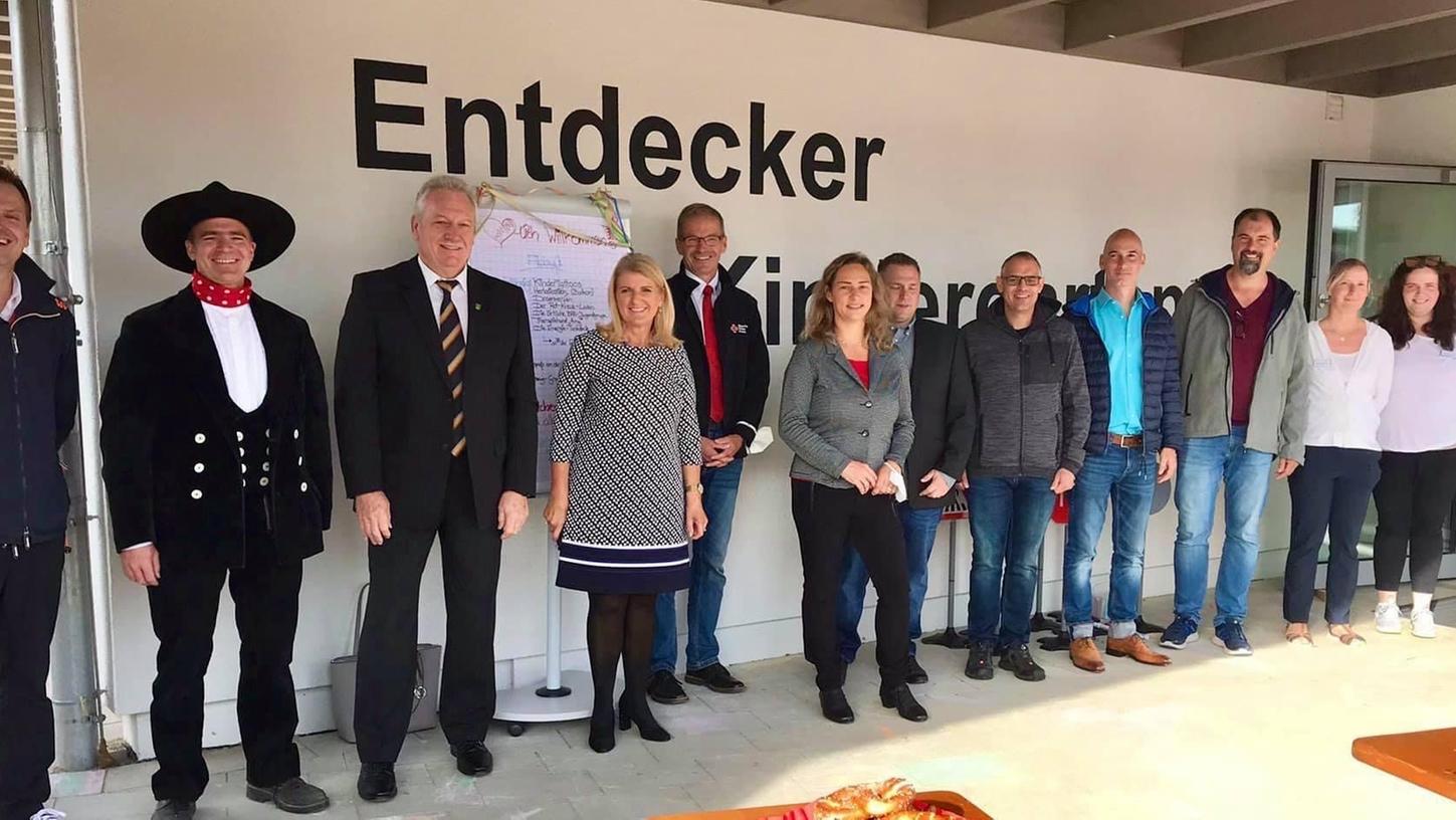 BRK-Kreisgeschäftsführer Ralph Engelbrecht (5. v. l.) konnte sich mit dem Kita-Team und Gästen über eine gelungene Jahresfeier der „Schatzkiste“ freuen. Foto: nb BRK-Kreisgeschäftsführer Ralph Engelbrecht (5. v. l.) konnte sich mit dem Kita-Team und Gästen über eine gelungene Jahresfeier der „Schatzkiste“ freuen. Foto: nb
