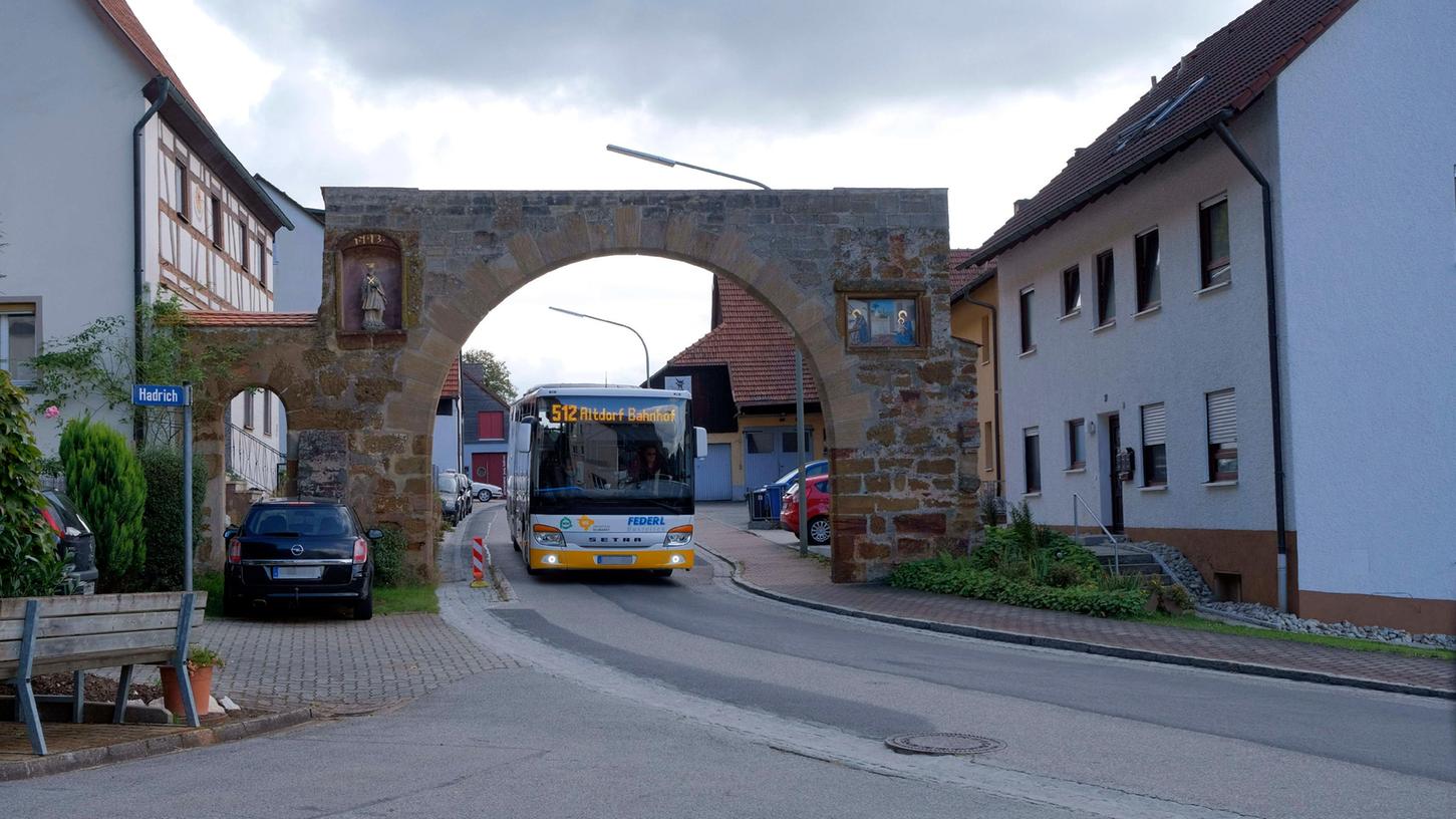 Das historische „Altdorfer Tor“ in Gnadenberg überspannt die viel befahrene St 2240. Nicht selten machen Lastwagen Bekanntschaft mit dem Gemäuer. Doch die Probleme sind tiefgreifender: Das Fundament beider Torbögen bröckelt.