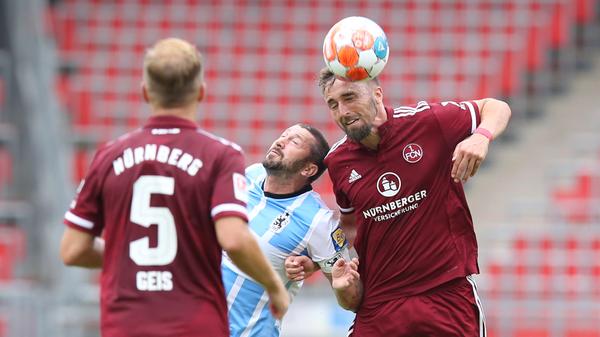 Florian Hübner (2 Pflichtspiele/180 Minuten): Der zweikampfstarke Innenverteidiger, ablösefrei vom Bundesligisten Union Berlin nach Franken gewechselt, sollte Nürbergs Abwehr "Stabilität verleihen" - so dachte sich das zumindest Hecking. Das tat Hübner dann auch, allerdings nicht sehr lange. Im finalen Test gegen 1860 München war der 30-Jährige bei einem Zweikampf mit Sascha Mölders unglücklich auf die Schulter gefallen, nach zwei schmerzhaften, aber dennoch sehr soliden Zweitliga-Einsätzen war eine Operation letztlich nicht mehr zu vermeiden. Wie lange Hübner fehlen wird, lässt sich kaum seriös prognostizieren. Man darf sich aber schon jetzt auf seine Rückkehr freuen.