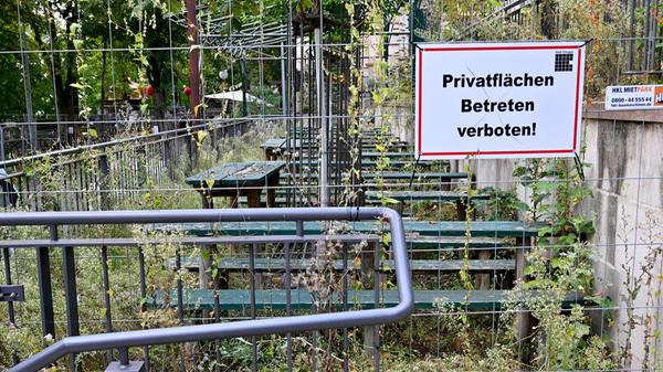 Das Bergkirchweih-Gelände in Erlangen im Dornröschenschlaf: Alle Keller sind mit massiven Metall-Bauzäunen eingegittert und verrammelt. Unter und zwischen den Bänken und Tischen wuchert Unkraut zum Teil meterhoch, aus jeder Ritze und jedem Spalt kriecht die Natur in grünem Gewande hervor und erobert sich den Berg zurück.