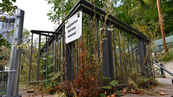Schon seit längerem ist das Betreten der Keller verboten, eine Maßnahme, die von der Stadt verfügt wurde - hauptsächlich aus Pandemiegründen aber auch weil die vor einer Bergkirchweih üblichen Instandhaltungsmaßnahmen besonders bei den fest aufgestellten Tischen und Bänken nicht durchgeführt worden waren.