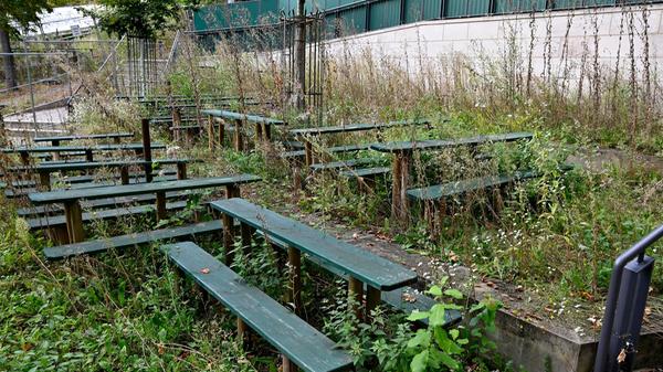 Eine mitgebrachte Brotzeit im Schatten der Bäume auf einer Bank zu verzehren, war im zweiten Jahr der Pandemie jedenfalls auch nach der bayernweiten Lockerung der Corona-Maßnahmen auf dem Berg-Areal nicht möglich.