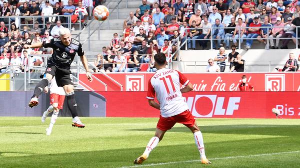 Lino Tempelmann (8 Pflichtspiele/513 Minuten): Der gebürtige Münchner war Klauß schon aufgefallen, als er noch in der U15 der SpVgg Unterhaching spielte, "seitdem habe ich seinen Weg verfolgt". Dass Tempelmann ein verkappter Goalgetter und vielleicht sogar ein nur 1,74 Meter großes Kopfballungeheuer ist, dürfte aber auch Klauß kaum geahnt haben. Mit drei Treffern, allesamt per Kopf erzielt, ist die 22-jährige Leihgabe aus Freiburg aktuell Nürnbergs Top-Torjäger. Dass sich Tempelmann nach einer anfänglichen Findungsphase auch als dynamischer Antreiber und ballsicherer Stratege im Nürnberger Mittelfeld etabliert hat, kam für seinen Trainer hingegen weniger überraschend. "Ich glaube", sagt Klauß, "dass wir an ihm noch viel Freude haben werden." Falls der Sportclub nicht schon nach dieser Saison von seiner Rückholoption Gebrauch machen sollte.