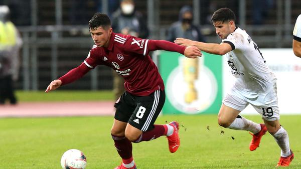 Taylan Duman (8 Pflichtspiele/154 Minuten): Mit 24 Jahren ist man kein Talent mehr, das weiß auch Taylan Duman. Ein erster Versuch, im Profigeschäft Fuß zu fassen, war einst bei Fortuna Düsseldorf gescheitert. Über den Umweg Borussia Dortmund II soll es nun in Nürnberg klappen mit dem Durchbruch. Bei seinem sehenswerten Siegtreffer im Pokalspiel in Ulm deutete der deutsch-türkische Edeltechniker seine Qualitäten an, auch wenn die Kollegen spöttelten, dem Matchwinner sei der Ball "über den Spann gerutscht", wie Duman grinsend verriet: "Aber den wollte ich so." Sein Trainer weiß das, "genau für solche Momente haben wir ihn gebracht". Im Liga-Alltag sind diese Momente bei einem Startelfeinsatz und sechs Einwechslungen allerdings noch ausgeblieben.