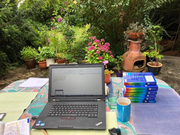 Das ist Lore Marr-Biegers Arbeitsplatz: Mitten in ihrem Garten auf der Terrasse steht das Laptop. Hier entstehen ihre Reiseberichte.  