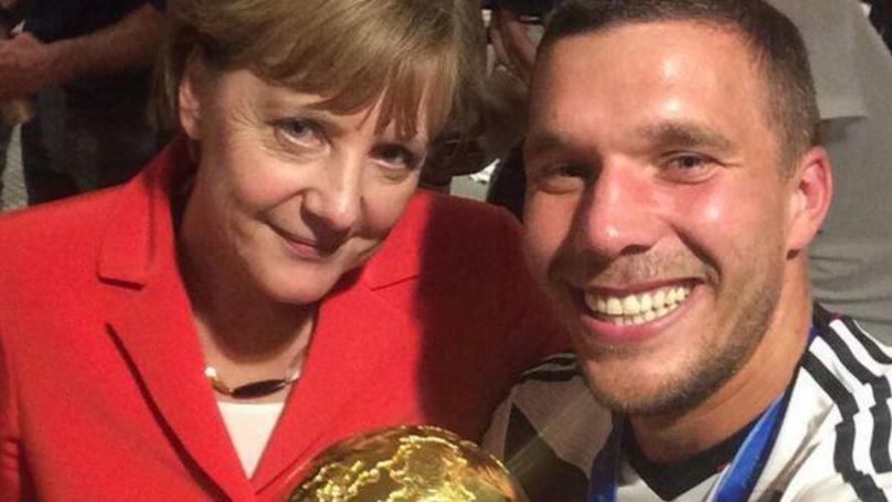 Solche Selfies steigern die Popularität - für die Bundeskanzlerin: Angela Merkel und Nationalspieler Lukas Podolski nach dem Gewinn der Fußballweltmeisterschaft 2014.