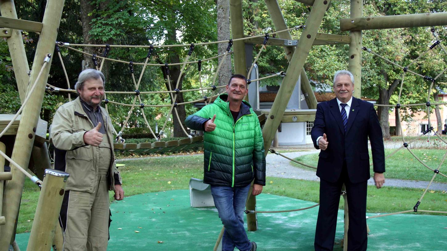 Daumen hoch von Neustadts zertifiziertem Spielplatzkontrolleur Friedrich Lunz, von Allianz Manager Rüdiger Eisen und von Erstem Bürgermeister Klaus Meier (v. l.) für das neue Kinderparadies im Daumen hoch von Neustadts zertifiziertem Spielplatzkontrolleur Friedrich Lunz, von Allianz Manager Rüdiger Eisen und von Erstem Bürgermeister Klaus Meier (v. l.) für das neue Kinderparadies im