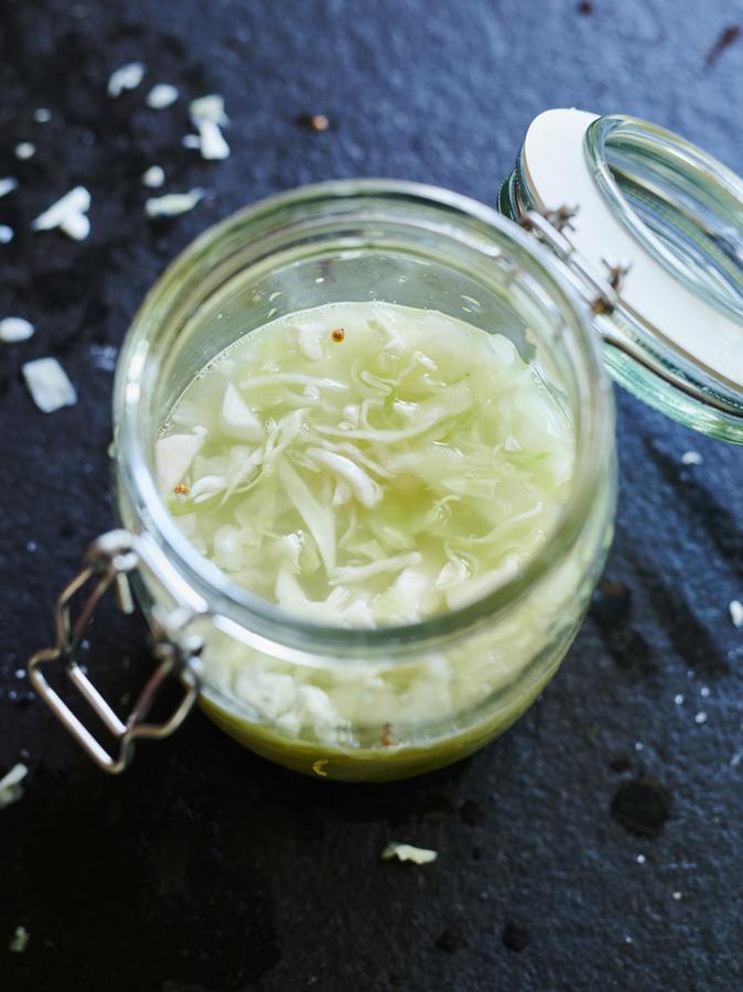 Frischer und gesünder als aus der Konserve ist selbstgemachtes Sauerkraut. Mithilfe von Salz wird beim Weißkohl eine milchsaure Gärung in Gang gesetzt, heraus kommt nach 21 Tagen der typische Geschmack.
Frischer und gesünder als aus der Konserve ist selbstgemachtes Sauerkraut. Mithilfe von Salz wird beim Weißkohl eine milchsaure Gärung in Gang gesetzt, heraus kommt nach 21 Tagen der typische Geschmack.