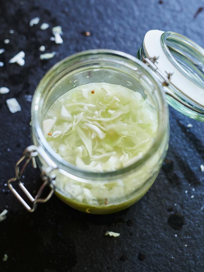 Frischer und gesünder als aus der Konserve ist selbstgemachtes Sauerkraut. Mithilfe von Salz wird beim Weißkohl eine milchsaure Gärung in Gang gesetzt, heraus kommt nach 21 Tagen der typische Geschmack.