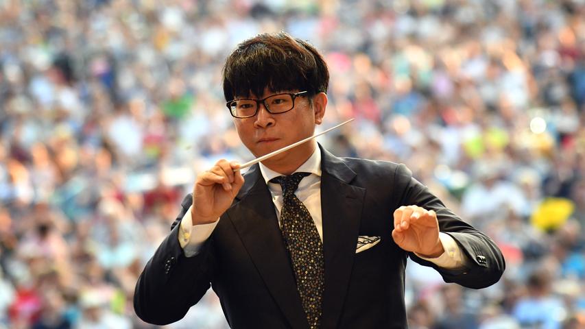 Chefdirigent Kahchun Wong verabschiedet sich beim Klassik Open Air von den Nürnberger Symphonikern und seinem Publikum. Chefdirigent Kahchun Wong verabschiedet sich beim Klassik Open Air von den Nürnberger Symphonikern und seinem Publikum.