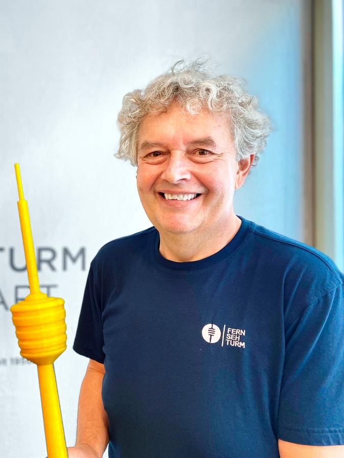 Matthias Buck arbeitet seit 1987 als Betriebstechniker im Fernsehturm Stuttgart – dem weltweit ersten seiner Art in Stahlbetonbauweise mit Aussichtsplattform und Restaurant.
Matthias Buck arbeitet seit 1987 als Betriebstechniker im Fernsehturm Stuttgart – dem weltweit ersten seiner Art in Stahlbetonbauweise mit Aussichtsplattform und Restaurant.