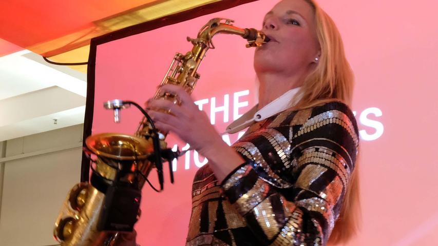 Saxofonistin Marion Andersons untermalte die Party mit tollen Kängen.
