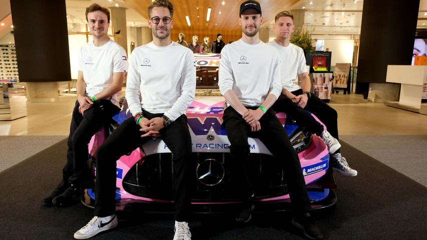 Und jetzt bitte mal ein Foto auf dem Auto: Die Mercedes-AMG-Rennfahrern Lucas Auer, Maximilian Götz, Philip Ellis und Maximilian Buhk posierten gut gelaunt für die Presse.