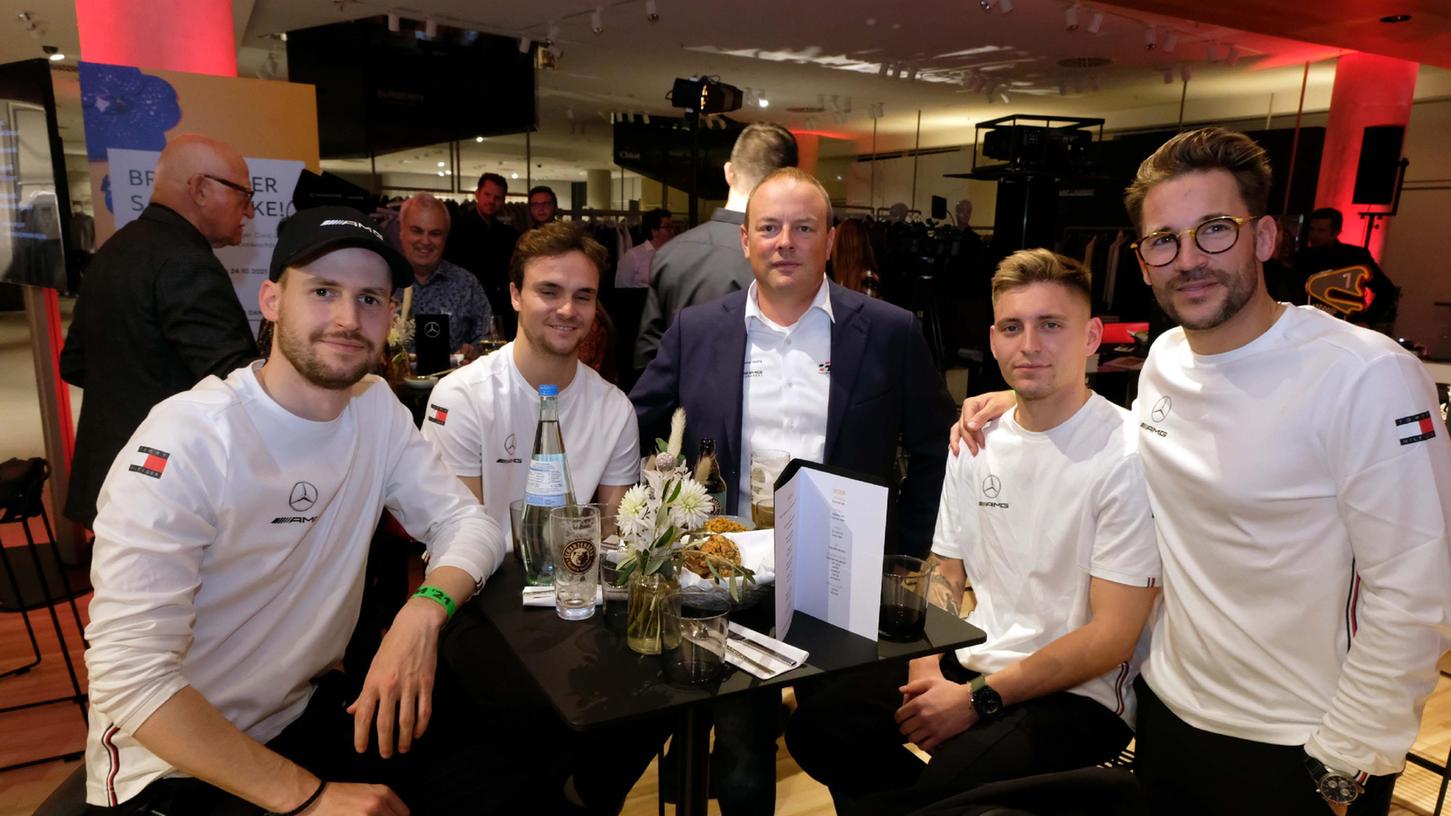 Die Stars des Abends: Die Mercedes AMG-Rennfahrer Philip Ellis, Lucas Auer, Maximilian Buhk und Maximilian Götz (von links) mit dem Chef des Haupt-Racing-Teams Ulrich Fritz (Mitte).
Die Stars des Abends: Die Mercedes AMG-Rennfahrer Philip Ellis, Lucas Auer, Maximilian Buhk und Maximilian Götz (von links) mit dem Chef des Haupt-Racing-Teams Ulrich Fritz (Mitte).