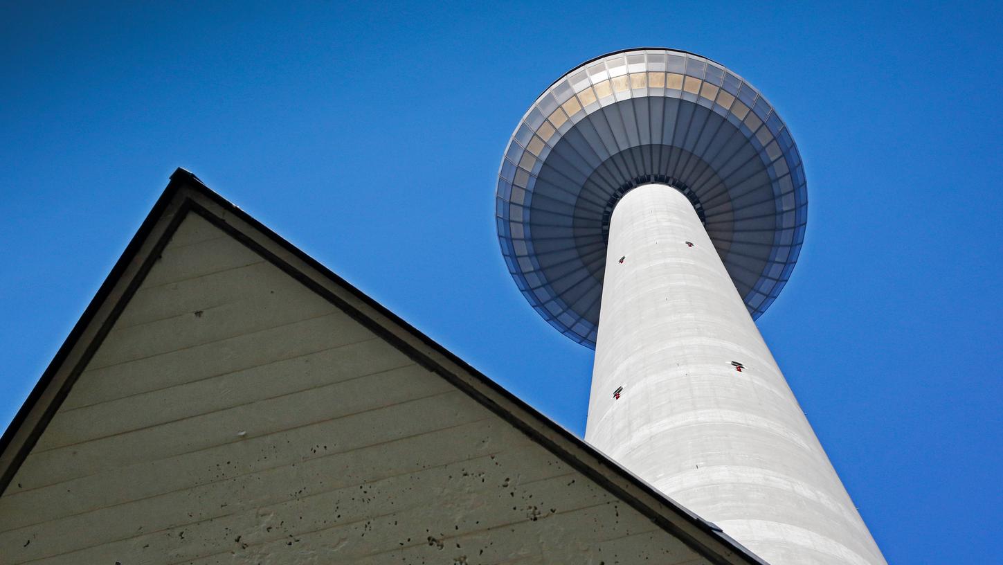 Der Nürnberger Fernmeldeturm ist das höchste Bauwerk in Bayern und nach dem Berliner und dem Frankfurter der dritthöchste Fernsehturm in Deutschland.
Der Nürnberger Fernmeldeturm ist das höchste Bauwerk in Bayern und nach dem Berliner und dem Frankfurter der dritthöchste Fernsehturm in Deutschland.