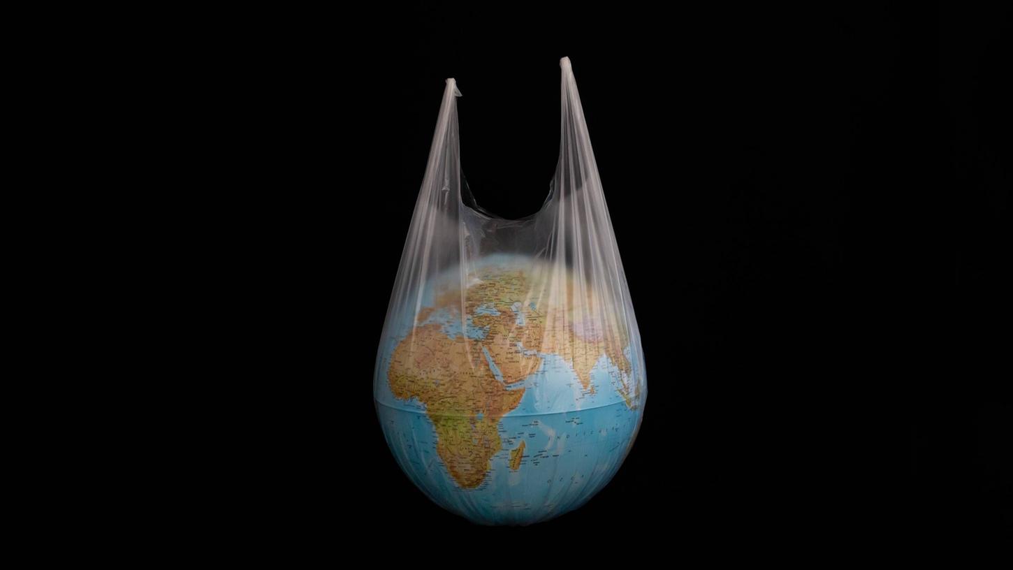 Die ganze Welt in einer Tüte: Die Menschen kaufen, kaufen, kaufen – und zerstören dadurch ihre Erde.
Die ganze Welt in einer Tüte: Die Menschen kaufen, kaufen, kaufen – und zerstören dadurch ihre Erde.