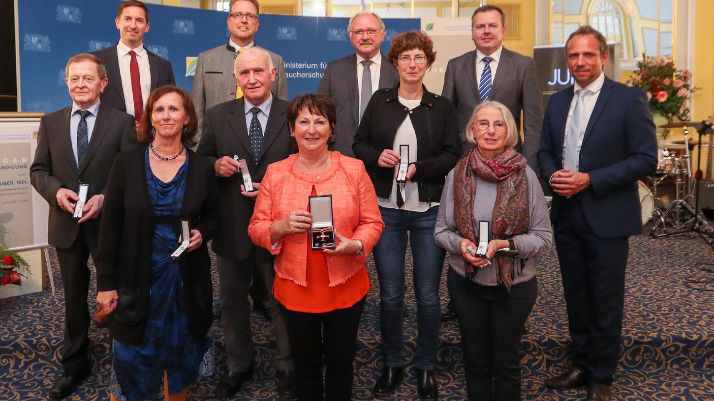 Thorsten Glauber (re.) überreichte Ehrenzeichen und Verdienstorden an (v.l.) vorne Elisabeth Hümmer, Angelika Paulus, Barbara Kick, hinten Friedrich Meier, Heinz Hofmann, Iris Trautner. Mit dabei waren etliche Bürgermeister. Thorsten Glauber (re.) überreichte Ehrenzeichen und Verdienstorden an (v.l.) vorne Elisabeth Hümmer, Angelika Paulus, Barbara Kick, hinten Friedrich Meier, Heinz Hofmann, Iris Trautner. Mit dabei waren etliche Bürgermeister.