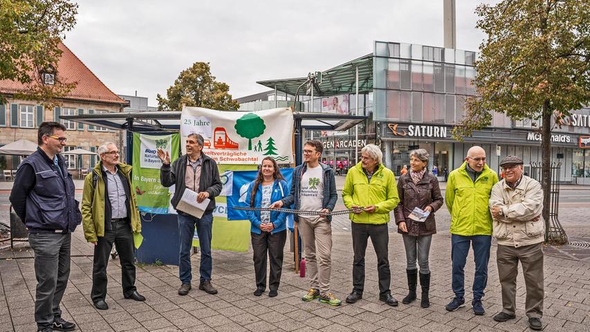 Die StUB-Unterstützer trafen sich gegenüber der Erlangen Arcaden, wo eines Tages der Knotenpunkt der Stadt-Umlandbahn sein soll.