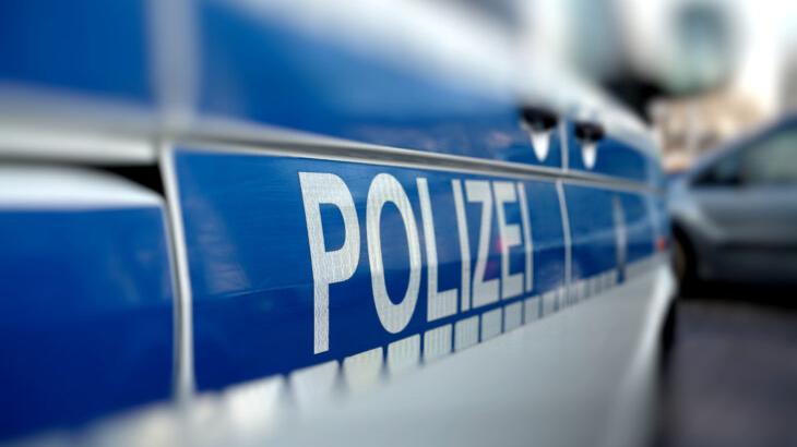 Am Donnerstagnachmittag sortierte eine 38-jährige Heroldsbergerin geerntete Kartoffeln auf einem Anhänger, als sich ein neugieriges Schwein über die Umzäunung seines Stalles lehnte, so die Polizei Erlangen-Land.
Am Donnerstagnachmittag sortierte eine 38-jährige Heroldsbergerin geerntete Kartoffeln auf einem Anhänger, als sich ein neugieriges Schwein über die Umzäunung seines Stalles lehnte, so die Polizei Erlangen-Land.