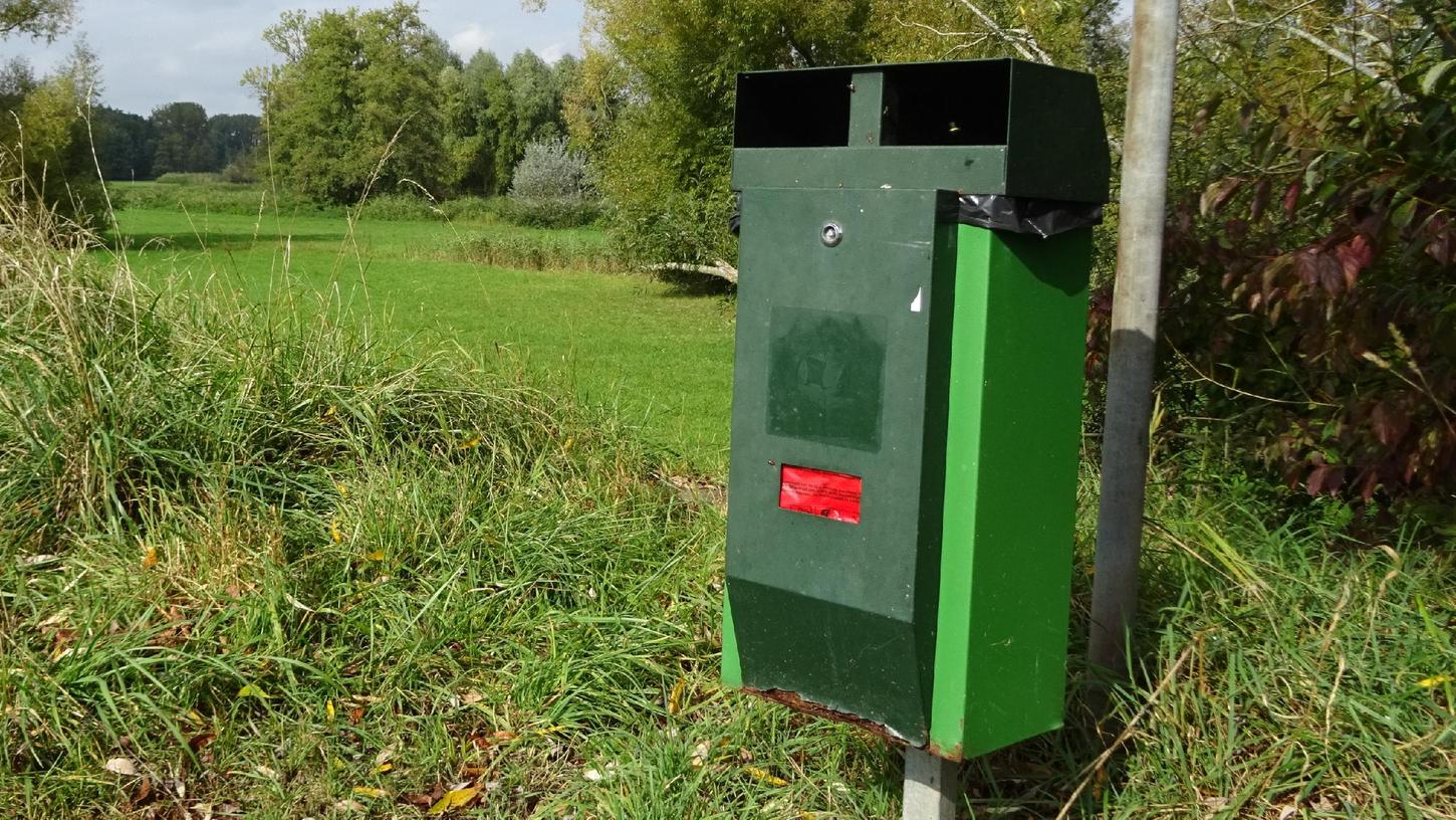 Gleich dieser Hundetoilette wurden in Georgensgmünd in der Wiesenstraße zwei dieser Modell vermutlich mit Böllern völlig demoliert.