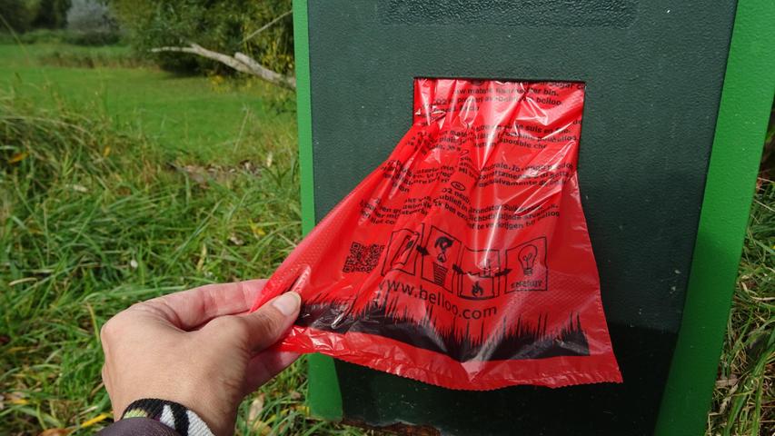 Mit den Tüten lassen sich die Hundehaufen schnell entfernen. Und das ist auch Pflicht.
Mit den Tüten lassen sich die Hundehaufen schnell entfernen. Und das ist auch Pflicht.