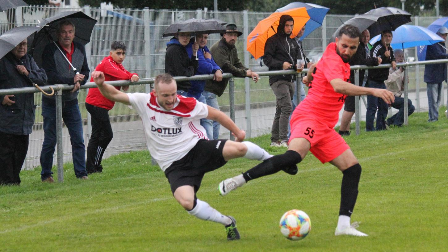 Ein absoluter Dauerbrenner im Weißenburger Team: Marco Jäger (links, hier beim Hinspiel gegen Türk/Cagrispor Nürnberg im August) stand bislang bei allen zehn Spielen immer in der Startelf des TSV 1860 und spielte auch fast immer komplett durch.  