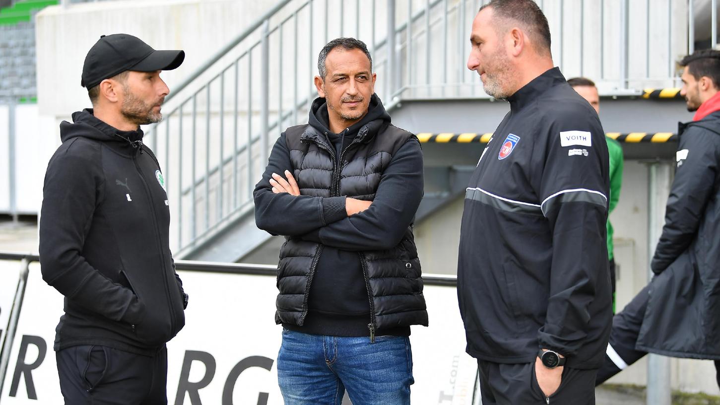 Besuch aus der anderen Welt: Heidenheims Trainer Frank Schmidt (rechts) im Gespräch mit Fürths Geschäftsführer Rachid Azzouzi und Trainer Stefan Leitl.