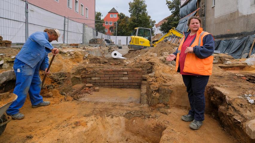 Die "Gerberhöfe" sind nur zwei Häuser weiter: Archäologin Daniela Rehberger neben dem gemauerten Gerberbottich.