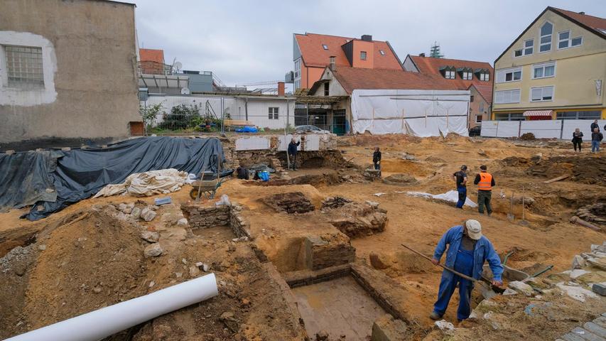 Hölzerne oder gemauerte Gruben, aber auch einfache Erdöfen sind typische Funde unter Häusern in der Neumarkter Altstadt.