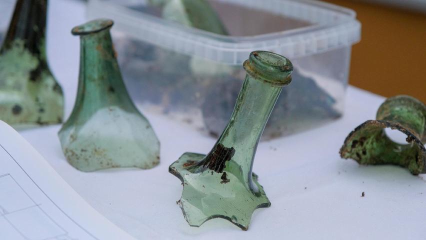 Die Flaschenhälse sind aus grünem "Waldglas".