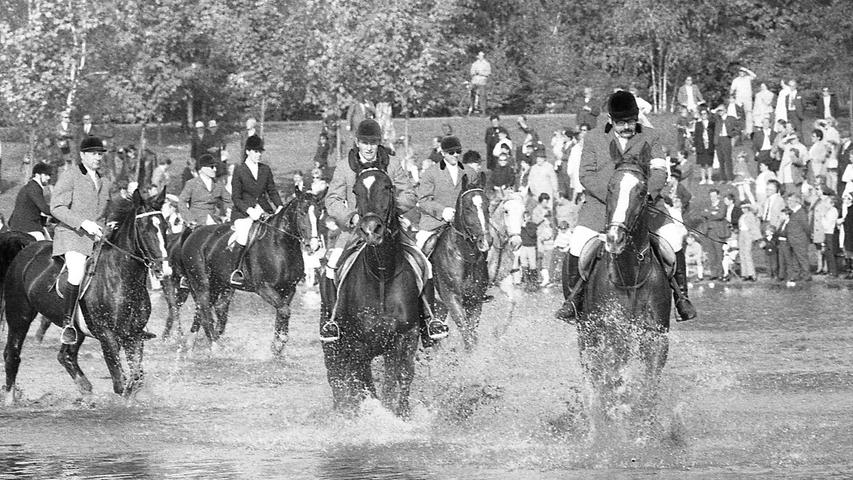 Ein Bild, das die Zuschauer immer wieder an den Marienbergsee zieht: die Reiter preschen durch den See. Hier geht es zum Kalenderblatt vom  11. Oktober 1971: 80 Pferde wühlten den See auf .