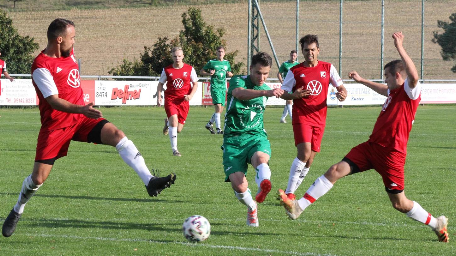 Ein Torjäger par excellence: Fabian Eberle (Mitte) bei einem seiner vier Treffer für den SV Wettelsheim am vergangenen Wochenende gegen Oberhochstatt. In den vergangenen Jahren feierte er viele Erfolge mit dem Regionalligisten VfB Eichstätt, bei dem er auch Kapitän war. Die Trikotfarbe beim VfB und SVW ist übrigens die gleiche: Grün!  