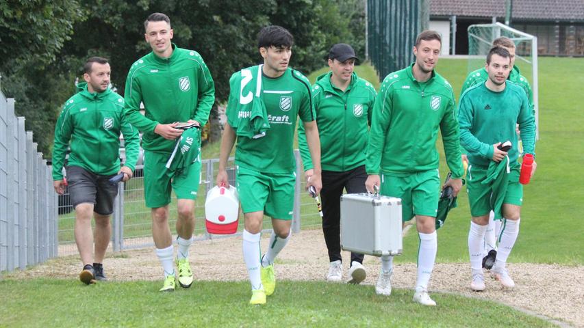 Sieht sich beim SV Wettelsheim vor allem als Teamplayer: Der spielende Co-Trainer und Goalgetter Fabian Eberle (2. von links), im Bild unter anderem mit Trainer Stephan Zengerle (mit Mütze) sowie dem weiteren „Co“ und Sturmpartner Julian Dürnberger (re.).  