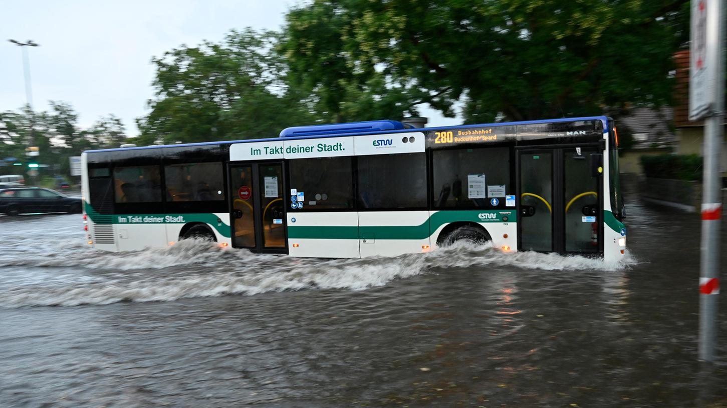 Auch die Erlanger Kreuzung Schallershofer Straße /Kosbacher Damm stand 2020 unter Wasser.