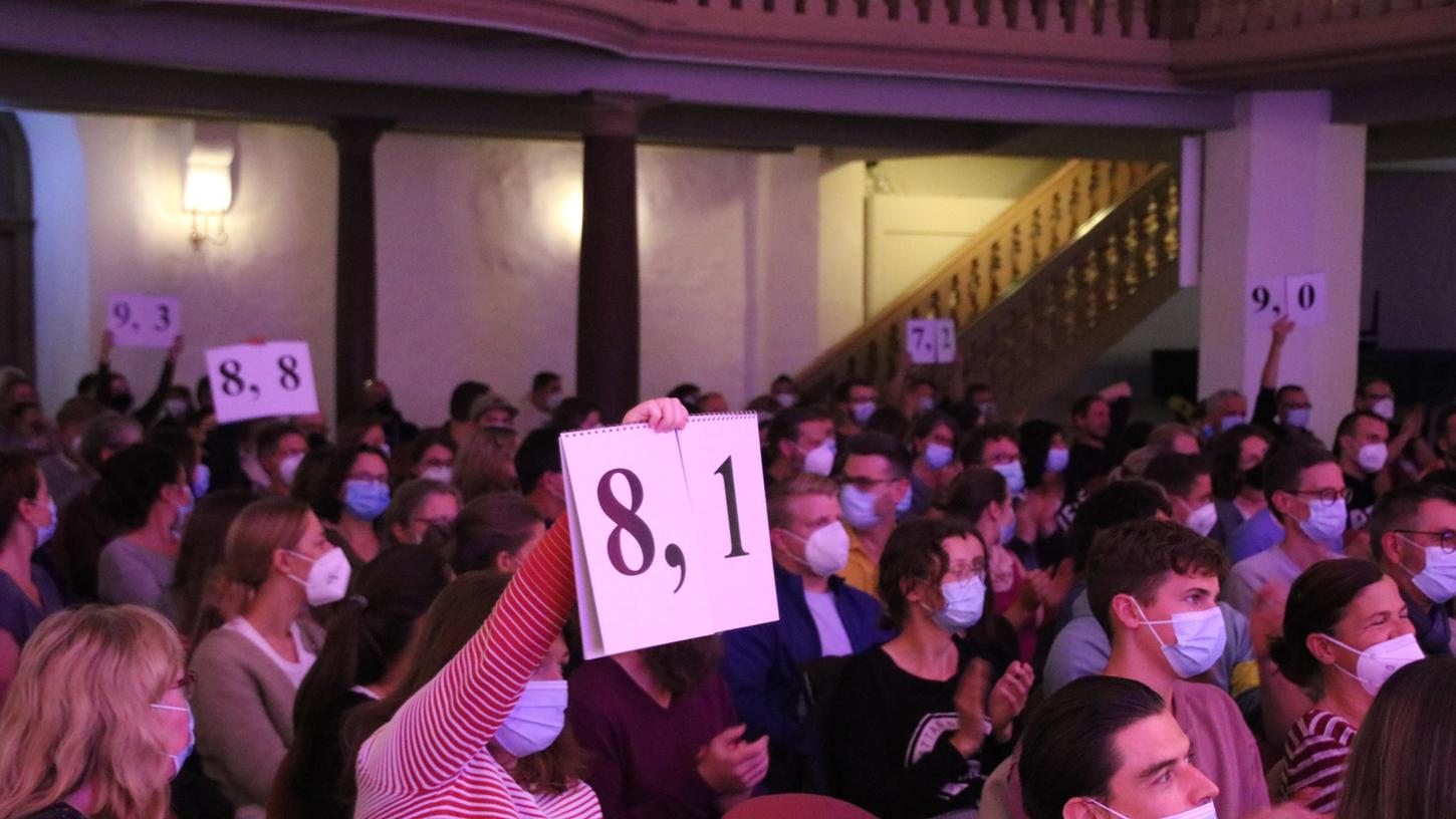 Die größte klassische Indoor-Kulturveranstltung seit langem in Weißenburg: Rund 300 Zuschauer wollten das Halbfinale der Deutschsprachigen Poetry-Slam-Meisterschaft in Weißenburg sehen.
Die größte klassische Indoor-Kulturveranstltung seit langem in Weißenburg: Rund 300 Zuschauer wollten das Halbfinale der Deutschsprachigen Poetry-Slam-Meisterschaft in Weißenburg sehen.